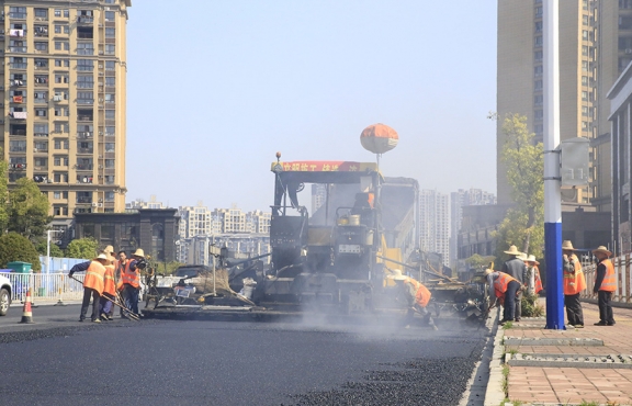 2020年3月20日上午，宜春市高士北路路面改造工程快速推進，施工現場一片繁忙景象